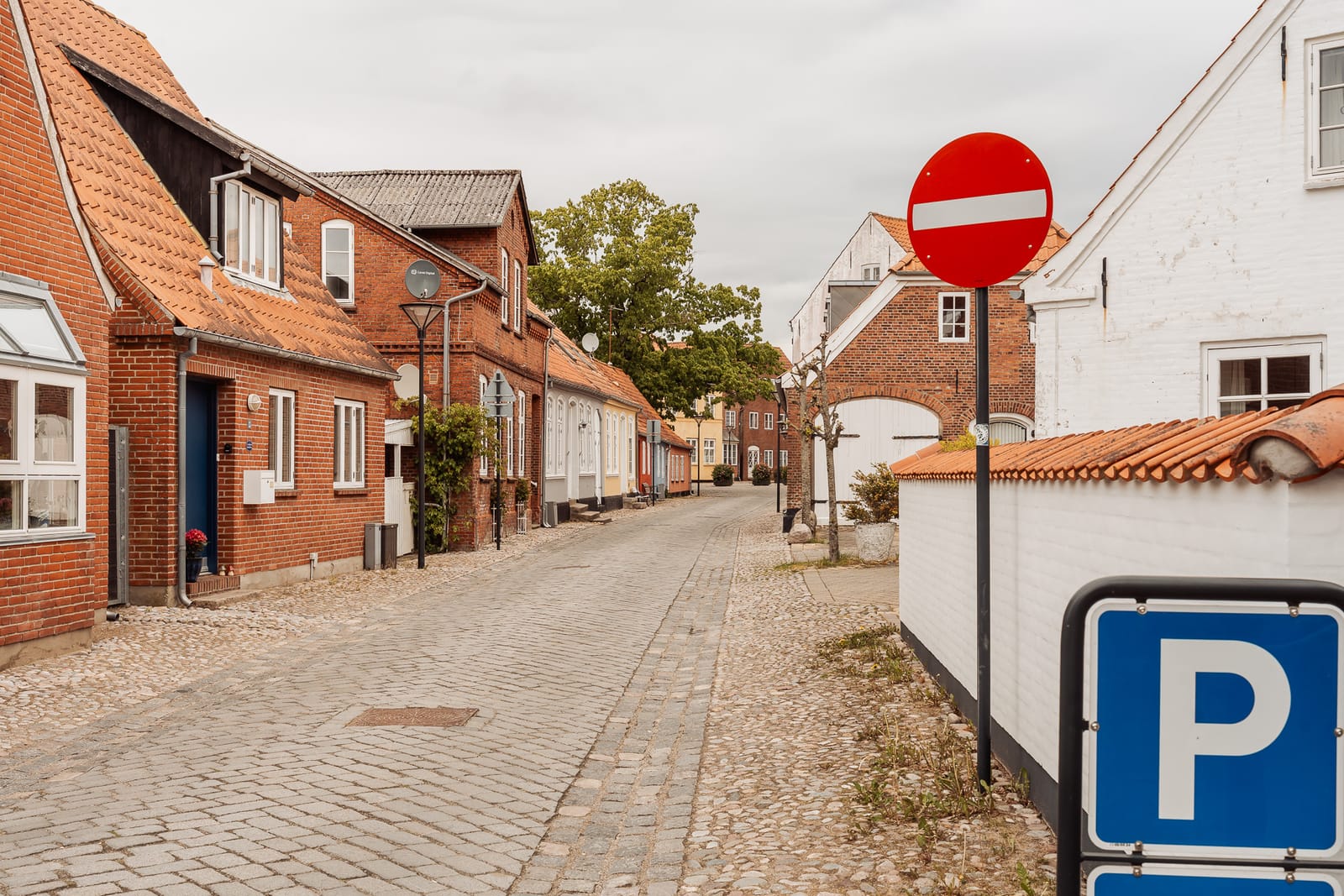 Tønder old town streets wedding portrait location