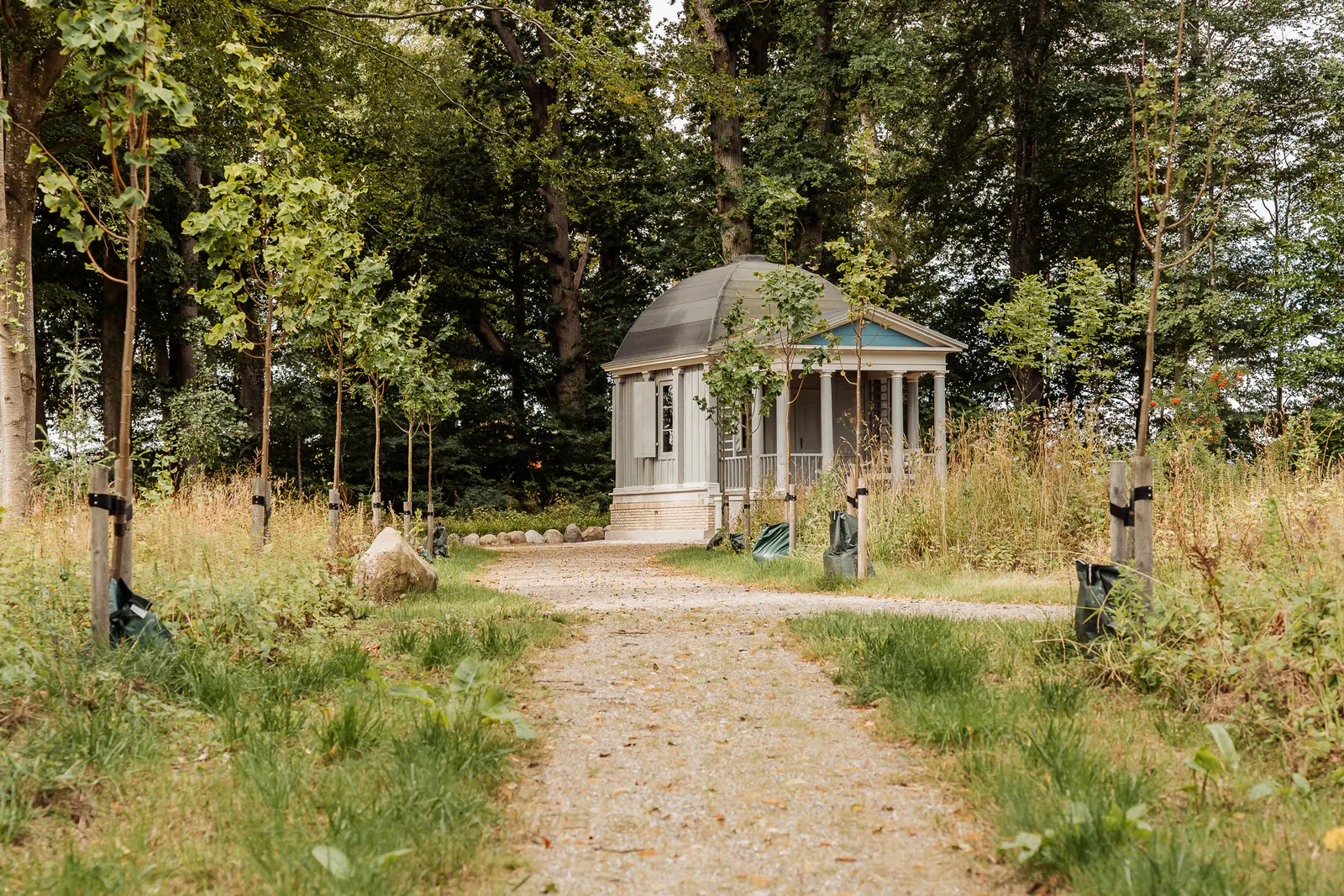 The pavilion at the end of the gravel path in Christinero